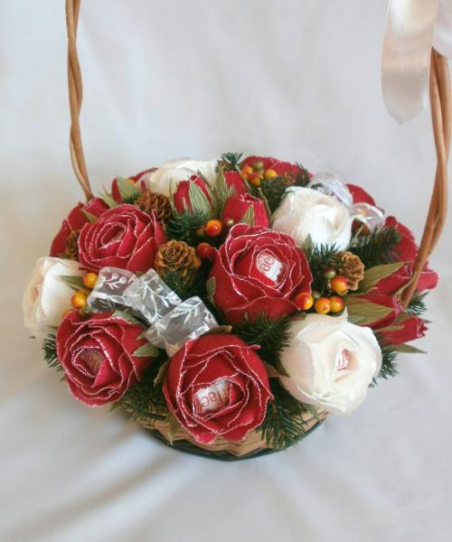 Зимовий кошик з трояндами - чудовий новорічний подарунок!