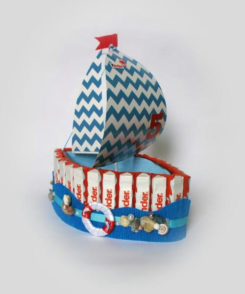 Кораблик з цукерок. В основі кораблика  шоколад Kinder.
