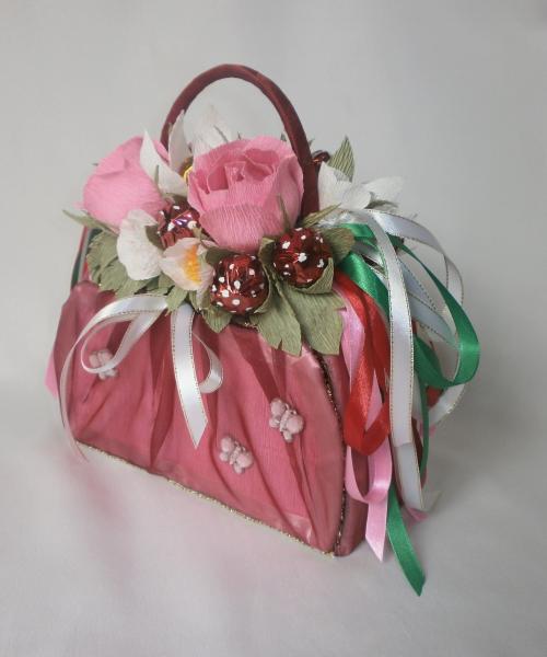 Декоративна сумочка з цукерок - чудовий подарунок маленьким модницям!
