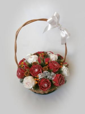 Зимовий кошик із засніженими трояндами