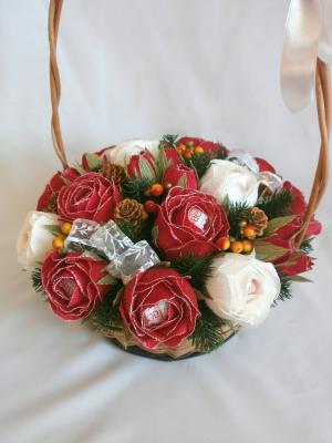 Зимовий кошик із засніженими трояндами