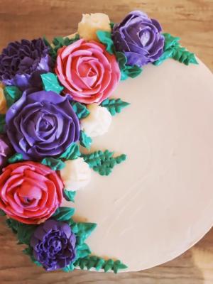 Торт з кремовими квітами
