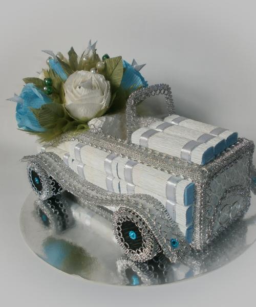 Ретро-автомобіль з цукерок  для молодят в срібно-білих тонах