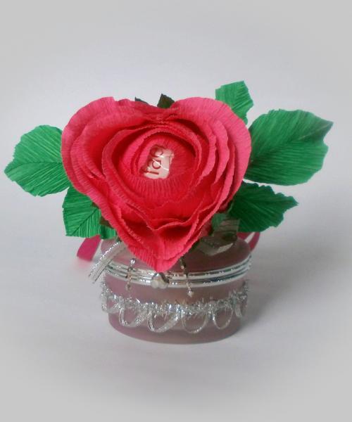 Троянда-валентинка у вигляді серця з цукеркою в середині