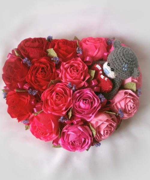 Серце-валентинка з ведмедиком Тедді та цукерочками в кожній квіточці.