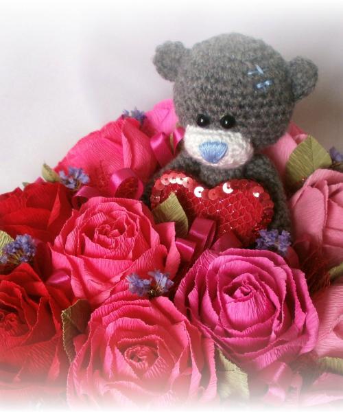 Серце-валентинка з ведмедиком Тедді та цукерочками в кожній квіточці.