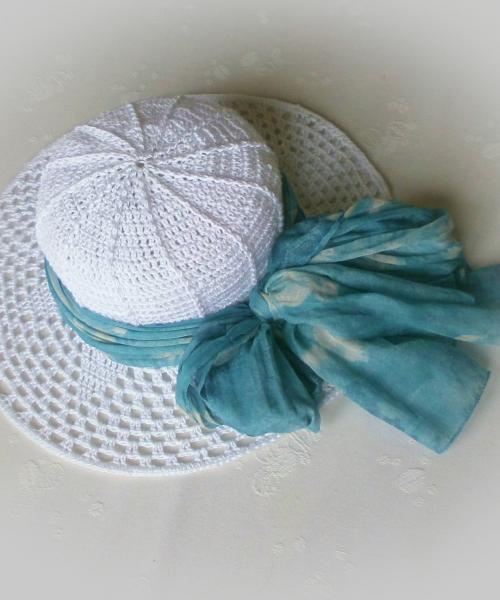 Білий капелюшок з шифоновим шарфиком небесно-голубого кольору