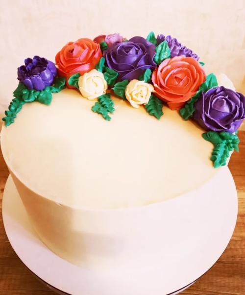Торт з кремовими квітами