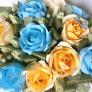 Кошик з цукерок з жовто-блакитних троянд