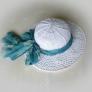 Білий капелюшок з шифоновим шарфиком небесно-голубого кольору
